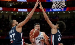 Luis Scola (c), auteur de 28 points pour l'Argentine, face à la France de Rudy Gobert (g) et Louis Labeyrie, en demi-finales du Mondial, le 13 septembre 2019 à Pékin