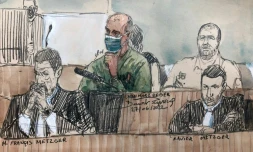 Croquis d'audience du 27 janvier 2022 montrant Jean-Marc Reiser (c), assassin présumé de Sophie Le Tan qui a reconnu avoir tué l'étudiante en 2018, flanqué de ses avocats Francis Metzger (L) et Xavier Metzger (d) durant son procÚs à Strasbourg