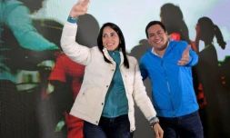 La candidate à la présidentielle Luisa Gonzalez salue ses partisans aprÚs le premier tour, le 20 août 2023 à Quito, en Equateur