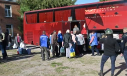 Des civils évacués de la région de Kharkiv au lendemain de l'offensive russe dans le nord-est de l'Ukraine, le 10 mai 2024