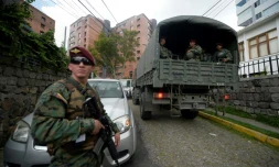 Des membres des forces de sécurité devant la commission électorale à Quito, en Equateur, le 20 février 2017