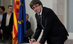 Le président séparatiste catalan Carles Puigdemont, au Parlement régional à Barcelone, signe une déclaration d'indépendance , le 10 octobre 2017
