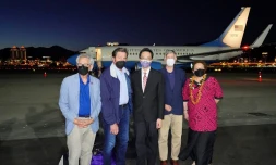 Photo diffusée le 14 août 2022 par les autorités taïwanaises, montrant (de gauche à droite) les représentants américains Alan Lowenthal, John Garamendi, Don Beyer et Aumua Amata Coleman Radewagen, avec le diplomate taïwanais Douglas Yu-tien Hsu (au centre) à l'aéroport de Taipei