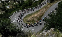 Après la montée des lacets du mythique Alpe d'Huez, le 19 juillet 2018, le peloton retrouve la plaine pour la 13e étape du Tour