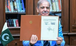 Le Premier ministre pakistanais Shehbaz Sharif montre le protocole d'accord signé par les présidents américain et iranien, après l'avoir lui-même signé en tant que médiateur, le 18 juin 2026 à Islamabad