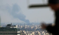 De la fumée s'élève d'un site touché par un bombardement à Téhéran, le 1er avril 2026