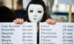 Pancartes portant les prénoms de femmes tuées en 2019 en France, brandies lors d'une manifestation en novembre 2019 à Marseille