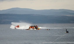 Un bateau de sauvetage aide des migrants naufragés, en Méditerranée près de l'île de Lesbos, le 25 novembre 2015
