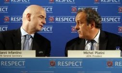 Michel Platini, président de l'UEFA (d), et son secrétaire général et bras droit, l'Italien Gianni Infantino, en conférence de presse le 22 février 2014 à Nice