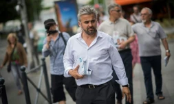 Alexis Corbière, porte-parole de la France insoumise et candidat aux législatives, en campagne à Bagnolet le 2 juin 2017