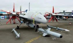 Un drone turc Bayraktar Akıncı exposé lors du Salon international de l'aeronautique et de l'espace à l'aéroport du Bourget à Paris, le 15 juin 2025