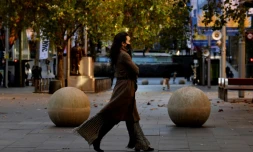 Une femme portant un masque dans le quartier des affaires dans le centre de Sydney, en Australie, le 25 juin 2021
