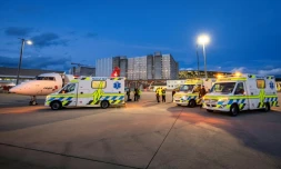 Des ambulances à l'aéroport de Zurich pour transporter des blessés en provenance de Gaza, le 24 octobre 2025