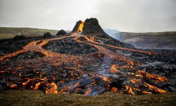 La lave coule le long du volcan en éruption Fagradalsfjall, à quelque 40 km à l'ouest de Reykjavik, Islande, le 21 mars 2021
