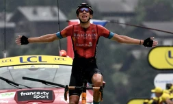 Le Belge Dylan Teuns, de l'équipe Bahrain, célèbre sa victoire en franchissant la ligne d'arrivée à la fin de la 8e étape de la 108e édition du Tour de France cycliste, 150 km entre Oyonnax et Le Grand-Bornand, le 3 juillet 2021.