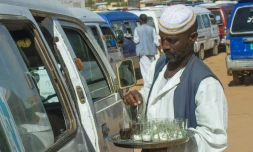 Un vendeur ambulant prépare du thé dans une gare routière à Wad Madani, au Soudan, le 16 mai 2023
