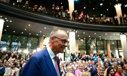 Le chef de la CDU et chancelier désigné Friedrich Merz arrive pour la signature d'un accord de coalition entre la CDU, l'Union chrétienne-sociale (CSU) et le Parti social-démocrate (SPD) pour former un nouveau gouvernement, le 5 mai 2025 à Berlin