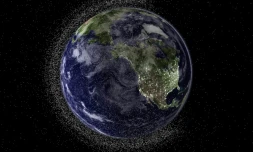 Une vue de la planète Terre entourée de débris spatiaux. Trois exoplanètes offrent pour la première fois la possibilité "de trouver des traces chimiques de vie en dehors de notre système solaire", selon des chercheurs