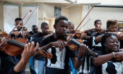 Xolani Zingeni (au centre), joue avec les membres de l'orchestre Buskaid, dans le township de Soweto, en Afrique du Sud, le 13 avril 2019