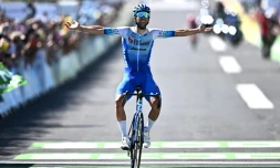 La joie de l'Australien Michael Matthews, vainqueur en solitaire de la 14e étape du Tour de France, disputée entre Saint-Etienne et Mende, le 16 juillet 2022