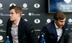 Les deux grands maîtres d'échecs le Norvégien Magnus Carlsen(g) et Sergueï Kariakin, se lèvent après leur conférence de presse, à New York, le  10 novembre 2016