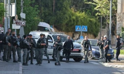 Des forces de l'ordre israéliennes bloquent l'accÚs d'une rue aprÚs une attaque dans le quartier de Cheikh Jarrah, le 18 avril 2023 à Jérusalem-Est annexée