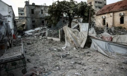 Un brancard abandonné au milieu des décombres après une frappe israélienne sur l'hôpital Al-Ahli, dans la ville de Gaza, le 13 avril 2025