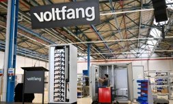 Un employé assemble un module de stockage de batteries  sur le site de production de Voltfang, à Aix-la-Chappelle, le 19 août 2025 en Allemagne