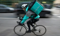 Un employé de la plateforme de livraison de repas Deliveroo à Camden Town, dans le nord de Londres, le 17 novembre 2016