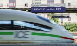 Train ICE passant à Francfort, en Allemagne le 11 août 2021