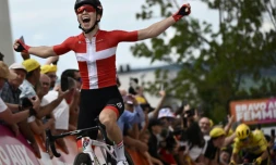 La Danoise Cecilie Uttrup Ludwig s'impose devant la maillot jaune, la Néerlandaise Marianne Vos, lors de la 3e étape du Tour de France Femmes, disputée entre Reims et Epernay, le 26 juillet 2022