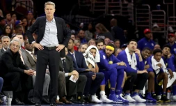 Le coach des Warriors de Golden State Steve Kerr, debout devant le banc des remplaçants de son équipe, lors d'un matche face à Philadelphie, le 18 novembre 2017