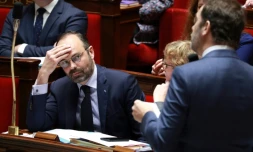 Edouard Philippe regarde le ministre de l'Intérieur Christophe Castaner  à l'Assemblée nationale le 5 mars 2019
