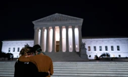 Deux femmes devant la Cour suprême des Etats-Unis après l'annonce du décès de Ruth Bader Ginsburg, le 18 septembre 2020