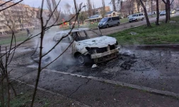 Cette photographie diffusée sur le canal Telegram officiel du président ukrainien Volodymyr Zelensky montre une voiture brûlée à Kryvyi Rig dans la région de Dnipropetrovsk, après une frappe de missile russe le 4 avril 2025