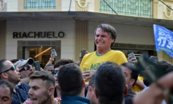 Jair Bolsonaro, candidat de l'extrême droite à la présidentielle au Brésil, après avoir été poignardé le 6 septembre 2018 à Juiz de Fora, dans l'Etat du Minas Gerais