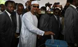 Le président de transition du Tchad, et candidat à l'élection présidentielle, Mahamat Idriss Deby Itno, vote pour cette élection, à N'Djamena, le 6 mai 2024