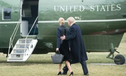 Le président américain Donald Trump et sa fille Ivanka montent à bord de l'hélicoptère présidentiel Marine One, le 1er février 2017 à la Maison Blanche, à Washington