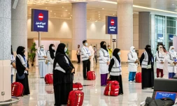 Photo fournie par le ministère saoudien du Hajj, le 25 juillet 2020, montrant des membres de l'équipe médicale du ministère de la Santé attendant le premier groupe de de pèlerins à l'aéroport international de Jeddah, en Arabie saoudite
