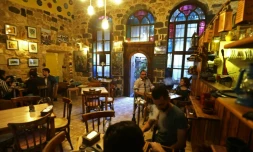 Au café Zeriab de Damas - ici le 3 octobre 2016 - une exposition baptisée "Et ils sont partis" montre les oeuvres d'artistes syriens ayant fui leur pays en guerre