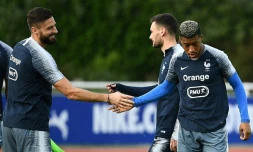 Le défenseur Presnel Kimpembe avec l'attaquant Olivier Giroud lors d'une séance d'entraînement des Bleus à Clairefontaine,le 13 octobre 2018