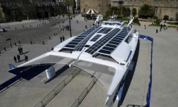 Le catamaran "Energy Observer" présenté à Saint-Malo, 7 avril 2017