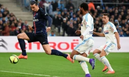 Zlatan Ibrahimovic marque pour le Paris SG face à l'OM lors du match de championnat, le 7 février 2016 au Vélodrome