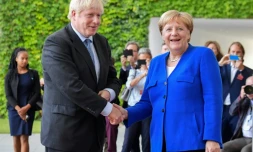 La chancelière allemande Angela Merkel serre la main du Premier ministre britannique Boris Johnson, le 21 août 2019 à Berlin 