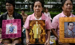 Des Thaïlandais prient pour le rétablissement de leur roi Bhumibol Adulyadej, devant l'hôpital à Bangkok, le 13 octobre 2016