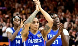 La capitaine française Gabby Williams (au centre) après la défaite en finale de Coupe du monde de basket contre les Etats-Unis, le 13 septembre 2026 à Berlin