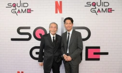 Oh Young-soo (g) et Lee Jung-jae, acteurs sud-coréens de la série "Squid Game", à Los Angeles, le 12 septembre 2022