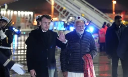 Le président français Emmanuel Macron (g.) et le Premier ministre indien Narendra Modi arrivent à l'aéroport de Marseille à Marignane, dans le sud de la France, le 11 février 2025
