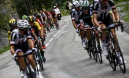 Le pêloton du Tour de France groupé avant la descente vers Serre-Chevalier, terme de la 17e étape, le 19 juillet 2017