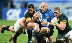 L'Italien Sergio Parisse (c) est plaqué par les Sud-Africains Rudy Paige (g) et Adriaan Strauss (d) en test-match, le 19 novembre 2016 à Florence 